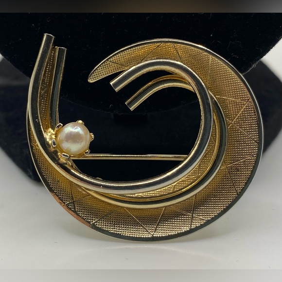 Gold Tone Faux Pearl Dimensional Brooch Vintage - Picture 5 of 7